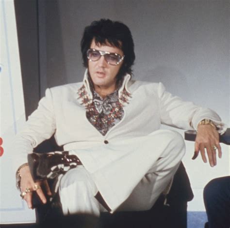 Elvis Presley počas koncertu v Las Vegas