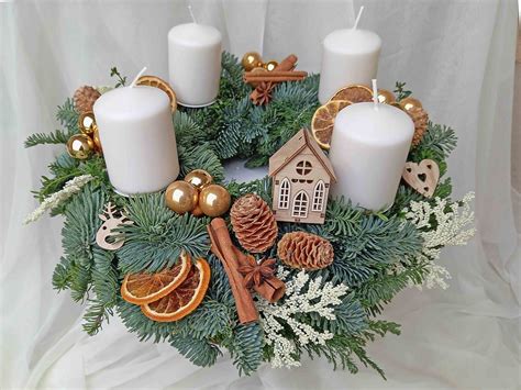 Detail tradičného adventného venca z čečiny so šuškami a sviečkami