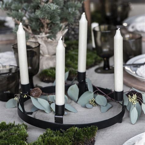 Kovový adventný svietnik s dreveným základom