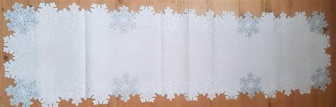 Detailná schéma prestierania svadobného stola s bielymi obrusmi a striebornými doplnkami