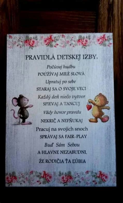 ilustračná fotografia rôznych personalizovaných drevených tabuliek s rôznymi nápismi a motívmi