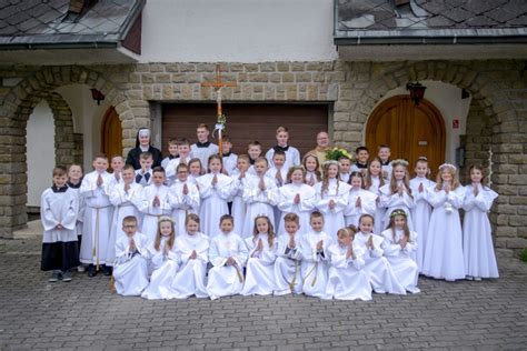 Deti v kostole, pripravené na prvé sväté prijímanie