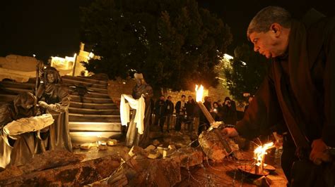 Ilustrácia betlehemu s jasličkami a svätožiarou