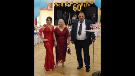 Historické svadobné foto zo 60. rokov, mladomanželia, oslava doma