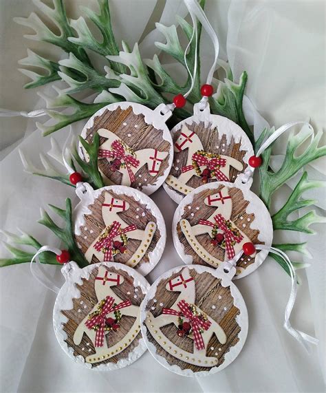 Tematické foto: Vianočné ozdoby a hudobné nástroje