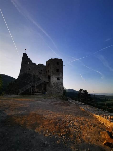Zobrazenie hradiska Krivín s okolitou krajinou a riekou Hron
