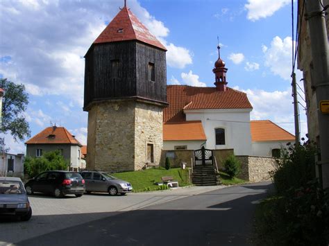Fotografia dedinskej zvonice v Psiaroch a novovybudovaného kostola