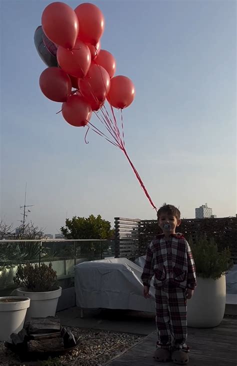 Ľudia vypúšťajú balóny s odkazmi do neba počas spomienkovej akcie