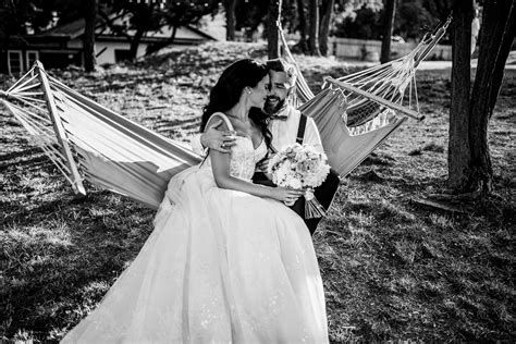 Tematické foto: Matej Kmeť fotografuje svadbu (záber zozadu, s fotoaparátom v akcii)