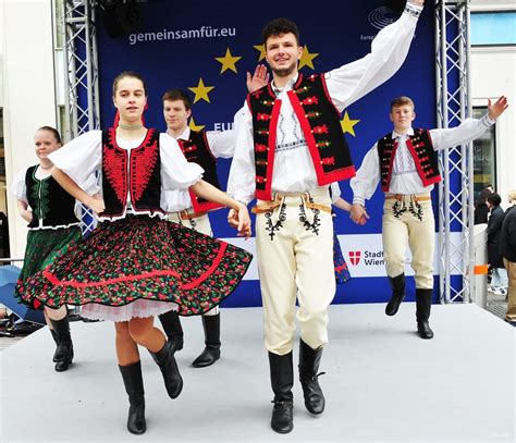 Slovenský folklórny muzikant hrajúci na tradičnej heligónke počas rodinnej oslavy