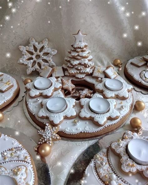 Moderný adventný veniec s farebnými guľami a stužkami