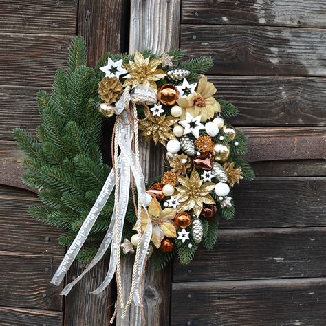 Vianočný veniec z čečiny a šišiek zavesený na dverách