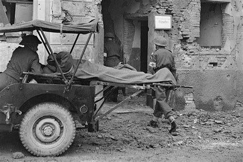 Mapa znázorňujúca frontové línie a dôležité operácie na Slovensku počas druhej svetovej vojny