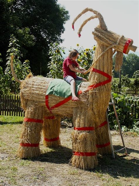 Fotografia tradičného švédskeho slameného kozlíka Julbock