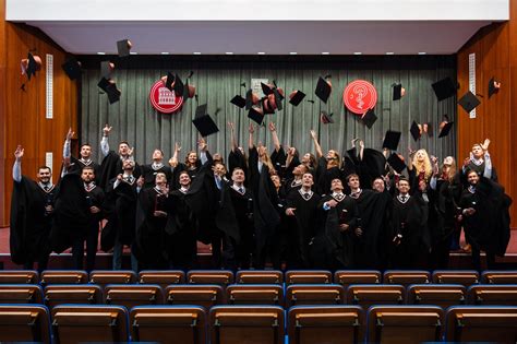 slávnostné odovzdávanie diplomov, promócie, absolvent v talári