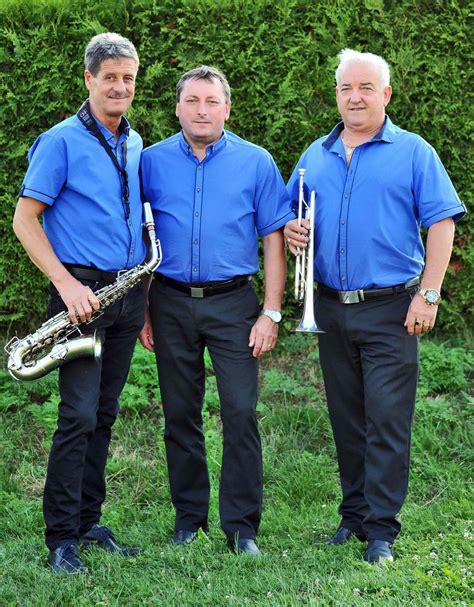 Fotografia zakladajúcich členov kapely Progres, Karola Halana a Igora Dzinu, s ich nástrojmi.