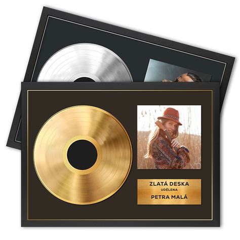 Ukážka obalov hudobných nosičov skupiny Progres, vrátane ocenení zlatou a platinovou platňou.