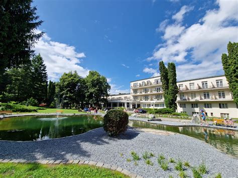 panoramatický záber na historickú architektúru kúpeľov Sliač zasadenú v prírodnom parku