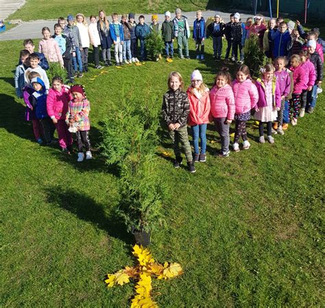 Ilustračná fotografia zobrazujúca pár, ktorý sa spoločne modlí, symbolizujúca duchovnú jednotu vo vzťahu.