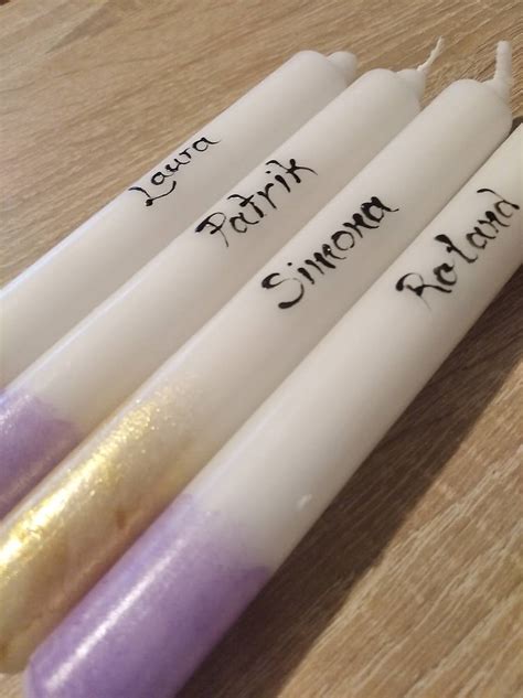 Detailná fotografia elegantnej personalizovanej sviečky s gravírovaným menom a dátumom