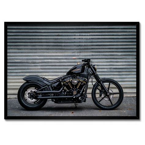 Motocykel Harley-Davidson pred predajňou v Bratislave