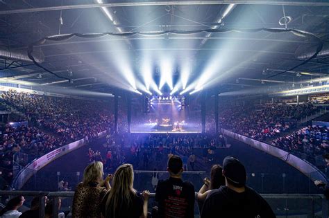 Koncert rockabilly kapely v klube