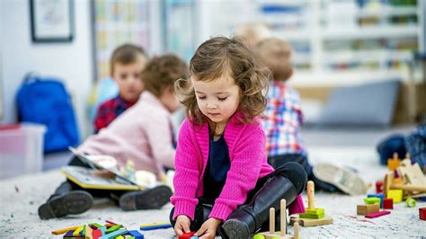 Tematické foto: deti hrajúce sa s edukačnými hračkami