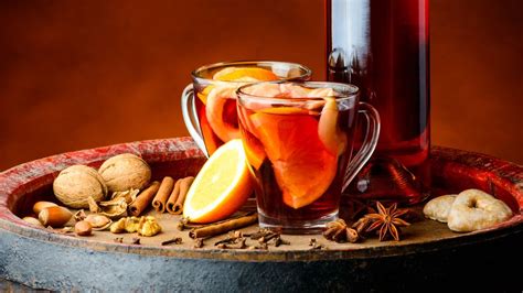 fotografia pohára s horúcim vareným vínom ozdobeným plátkom citróna a škoricou