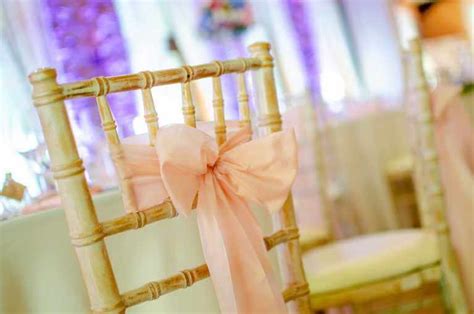 detail stoličky Chiavari s farebnou stuhou