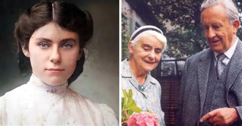 fotografia usmievajúcej sa staršej ženy obklopenej rodinou