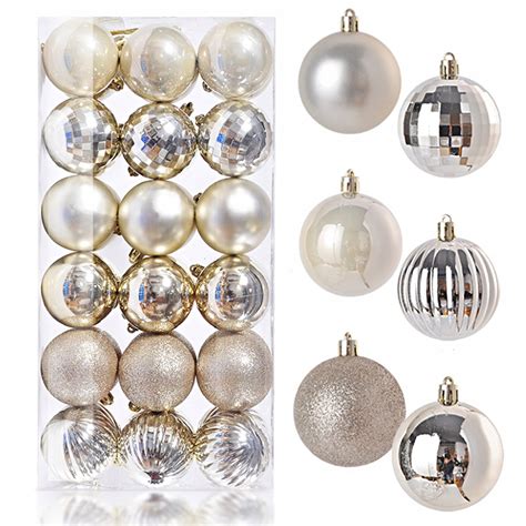 Rozmanité vianočné gule v zlatých a bielych odtieňoch s rôznymi povrchovými úpravami a veľkosťami.