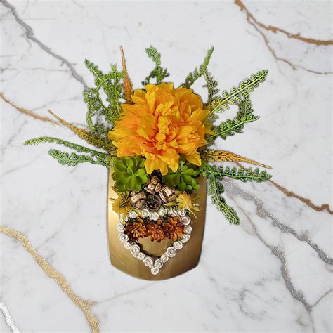 Detail vianočnej dekorácie - figúrka dievčatka so srdiečkom a zlatá ruža na štipci.