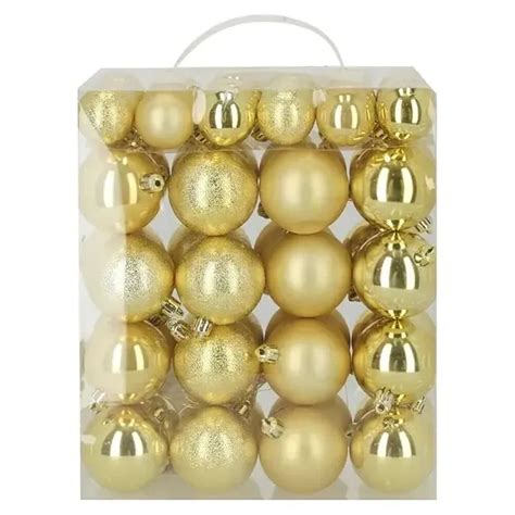 Sada nerozbitných zlatobielych vianočných gúľ pripravená ako darček.