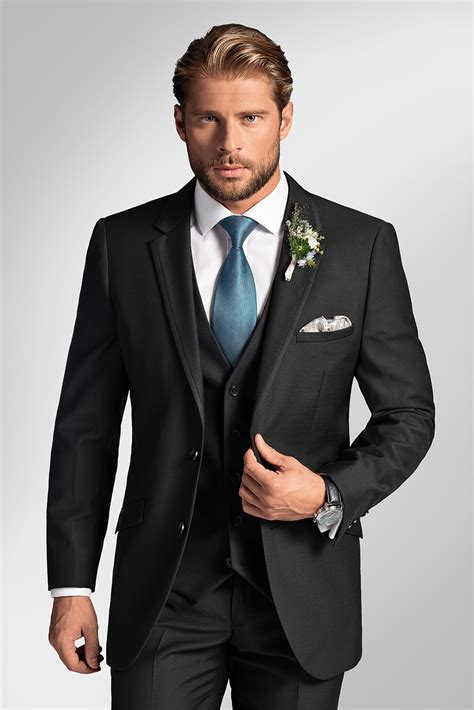 Elegantný ženích v tmavomodrom slim-fit obleku s detailom na manžetové gombíky a vreckovku