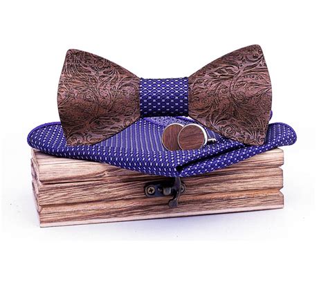 Detailný záber na drevený motýlik z mahagónu a ladiace manžetové gombíky na bielej košeli