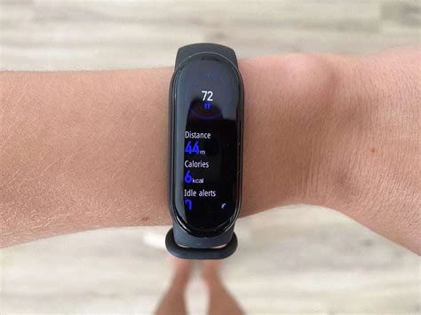 Ilustračná fotografia muža používajúceho fitness náramok počas behu