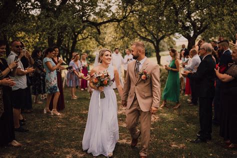 Ilustračná fotografia páru plánujúceho svadbu.