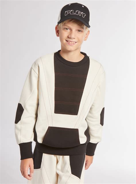 Ilustrácia modernej svadobnej výzdoby s geometrickými prvkami a čistými líniami.