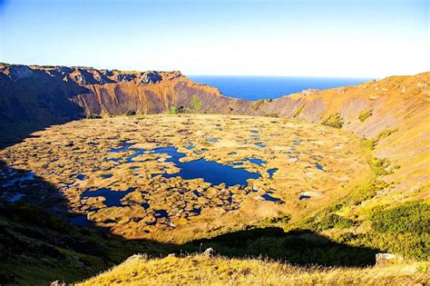 Panoramatický pohľad na kráter Rano Kau so sladkovodným jazerom