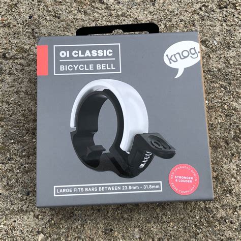 Dizajn zvončeka Knog Oi Classic na riadidlách bicykla