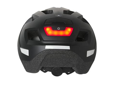 Cyklistická prilba s integrovaným osvetlením a smerovkami