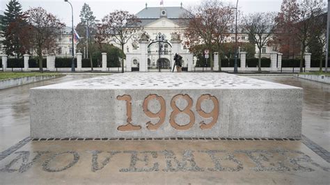 archívna fotografia z novembra 1989, zaplnené Námestie SNP v Bratislave s ľuďmi štrngajúcimi kľúčmi