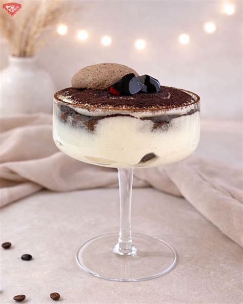 Tematická fotografia osviežujúceho letného punču v pohároch s ovocím a ľadom