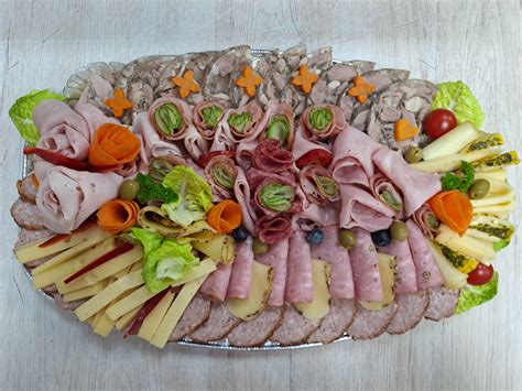 Fotografia krásne naaranžovanej punčovej misy s ovocím a naberacou lyžicou