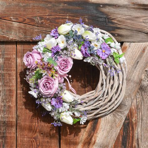 Inšpiratívna koláž veľkonočných vencov na dvere v pastelových farbách