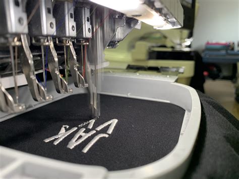 Strojové vyšívanie firemného loga na textil