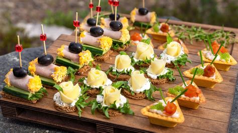 Inšpiratívna fotografia slávnostne prestretého stola s rôznorodým občerstvením typu finger food a nápojmi.