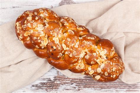 Záber na tradičnú pletenú vianočku s mandľami na vianočnom stole