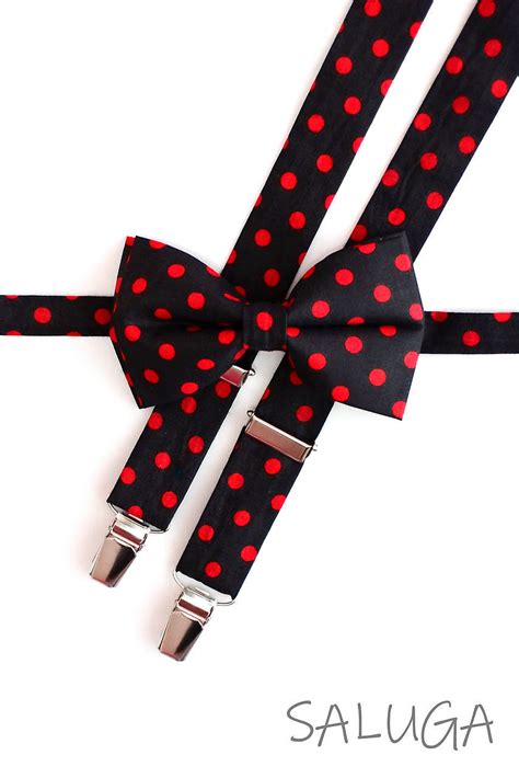 Detail na tehlové traky a motýlik.