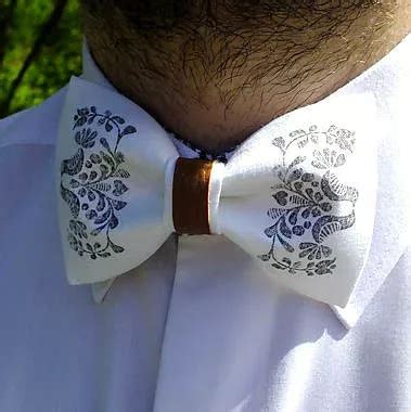 Detail na ručne viazaný motýlik.